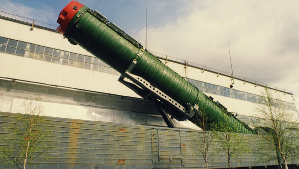 Un lanzamisiles instalado sobre un vagón