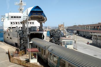 Las movilizaciones sindicales y locales paralizan el plan de desmantelamiento del ferry a Sicillia