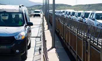 Tren de autom�viles nuevos a trav�s del Eurot�nel, por primera vez en cinco a�os