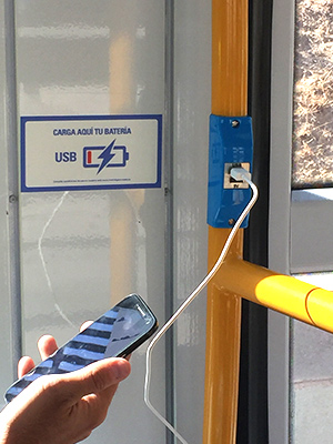 Metro Ligero Oeste ofrece cargadores de dispositivos móviles en sus vehículos