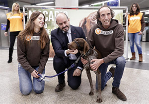 Metro de Madrid apoya la adopción de animales abandonados con la venta de Lotería de Navidad