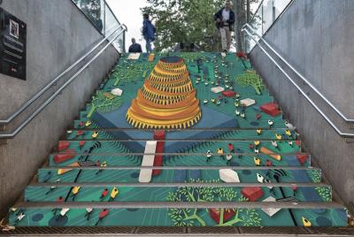 El arte contemporáneo vuelve a las escaleras del metro de Barcelona 