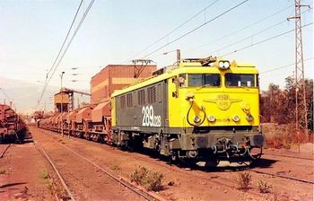 Locomotora eléctrica 289 al frente de un tren de hierro cargando en El Marquesado en 1994. Foto Pacheco.