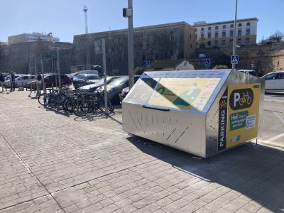 Las estaciones de Cdiz  y Mlaga estrenan aparcamientos seguros para bicicletas