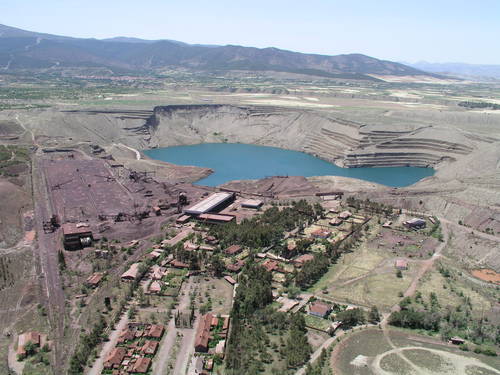 Vista aérea del poblado, corta minera y cargadero ferroviario (a la izquierda) de las minas del Marquesado. Foto Salvita.