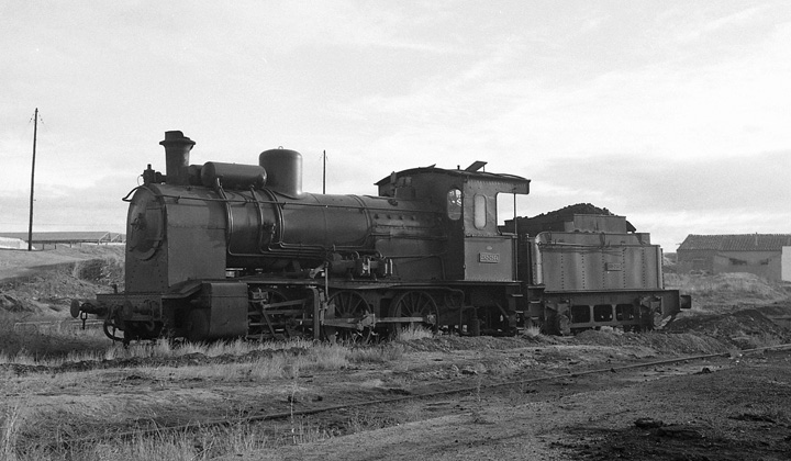 Uno de los raros ejemplares de locomotoras de vapor construidos por la Sociedad Espa�ola de Construcci�n Naval en Sestao (Vizcaya), para Oeste. A�o 1960. Fotograf�a de Xavier Santamar�a