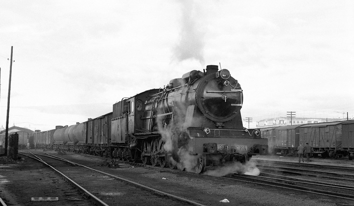 Salida de un tren de mercanc�as hacia la frontera portuguesa. Fotograf�a de Xavier Santamar�a
