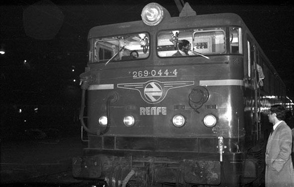 Expreso de Madrid a Galicia en la estaci�n de Madrid - Pr�ncipe P�o en 1976. Foto Colecci�n Juan Bautista Cabrera P�rez-Caballero. Archivo Hist�rico Ferroviario