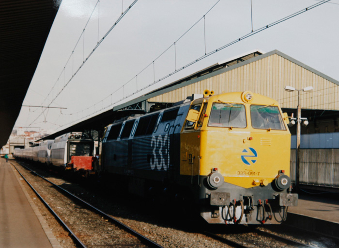 La locomotora 333 en las v�as de ancho ib�rico de Hendaya dispuesta a iniciar su camino hacia Madrid con la primera rama del AVE
