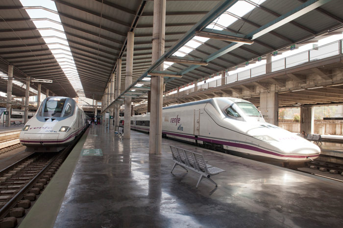 Dos trenes de alta velocidad en la escala en Crdoba