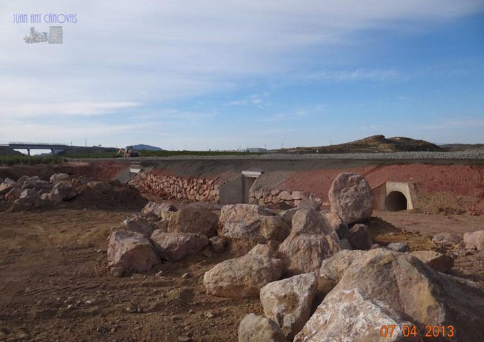 Obras de drenaje transversal y escolleras de defensa