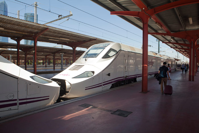 El Alvia Madrid-Galicia en la estaci�n de Madrid Chamart�n. En doble composici�n hasta Orense, donde una rama se dirige a Vigo y Pontevedra y la otra a Santiago de Compostela y La Coru�a