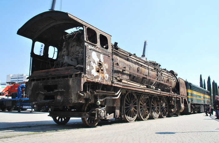 La locomotora, en va, junto a la 2100 del Museo. Foto Alberto de Juan Fernndez
