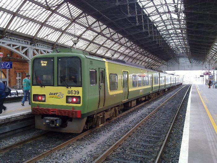 Un cercan�as de la red Dart estacionado en la terminal de Pearse