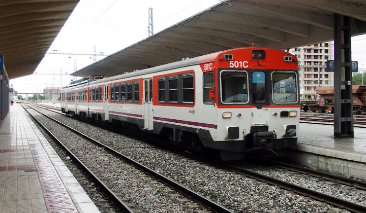 Unidad de la serie 440 estacionada en la v�a 2 de la estaci�n de Logro�o a la espera de realizar un servicio regional