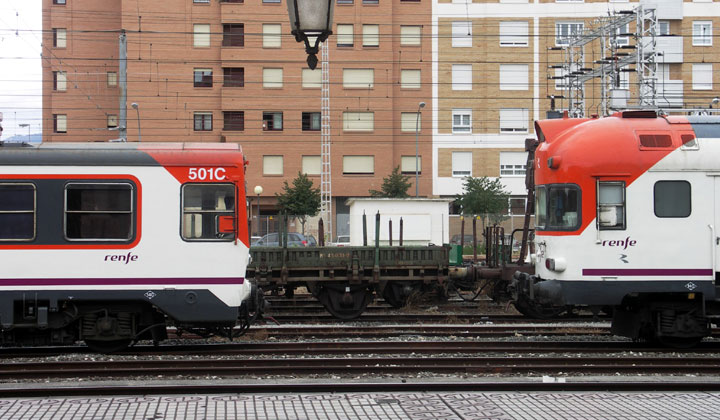 Unidades de tren de las series 432 y 440, frente a frente en la estaci�n de Logro�o