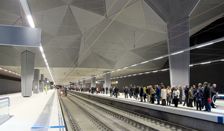 Viajeros a la espera de su tren en los andenes de la nueva estaci�n de Logro�o