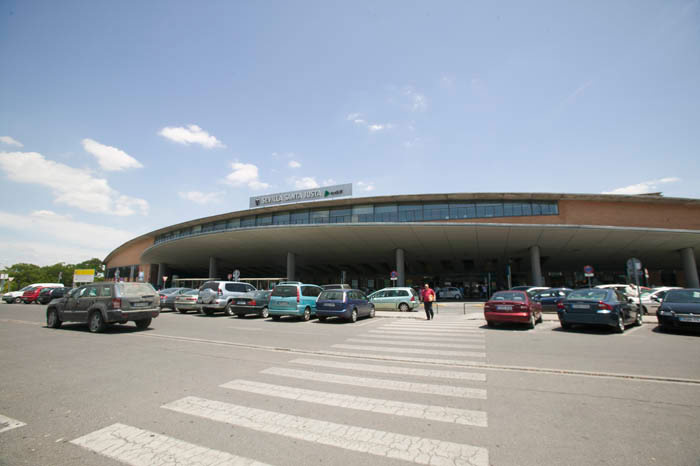 La estacin de Sevilla Santa Justa es obra de Antonio Cruz Villaln y Antonio Ortiz Garca. Sus 12.000 m2 de superficie se alzan junto al principal viario de acceso a la ciudad desde el norte.
