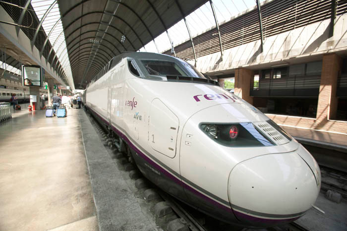 Santa Justa destaca por sus dimensiones y su gran funcionalidad, lo que permite que las operaciones y trasbordos del tr�nsito rodado se desarrollen con gran rapidez y comodidad. 