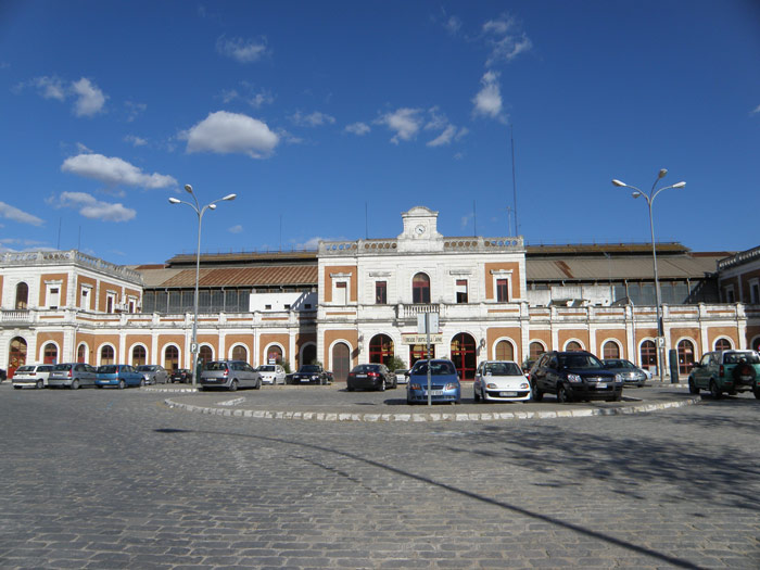 Vista de la fachada principal de la estaci�n de San Bernardo.