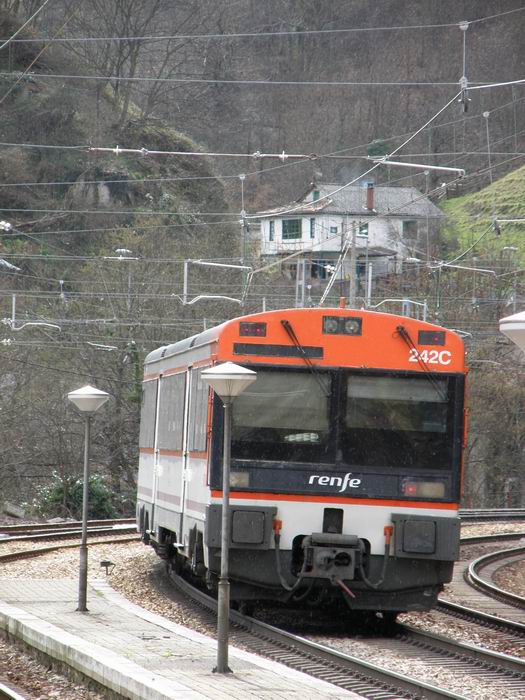 Tras una corta parada, la UT 470 que cubre el servicio inicia el ascenso del Pajares