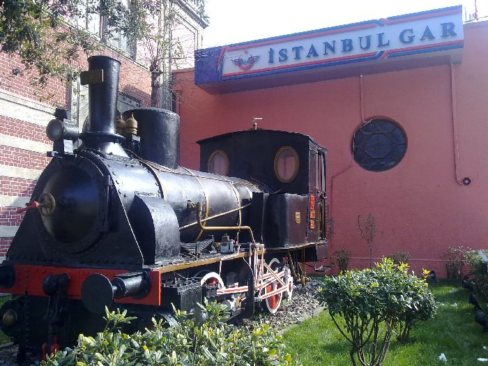 Instant�nea de una locomotora de vapor estacionada a las afueras de la terminal estambulita
