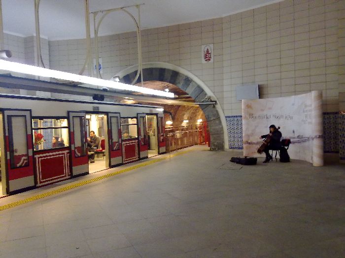 Estaci�n inferior del funicular de Beyoglu ambientada musicalmente