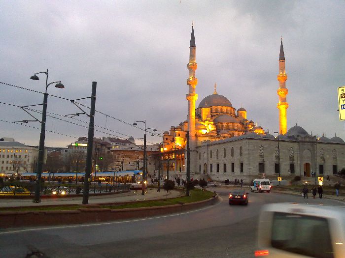 Tranv�a direcci�n puente de Galata con la Mezquita Nueva al fondo