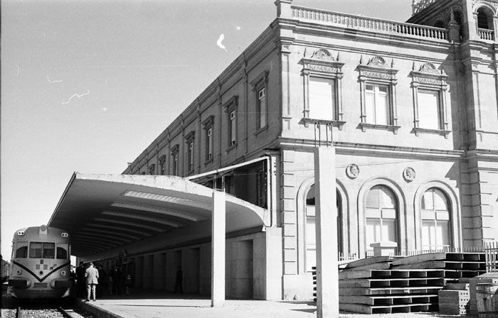 Octubre 1958. Automotor di�sel 595 TAF de RENFE de la l�nea de Zamora a Orense detenido en la estaci�n de Zamora.Foto Colecci�n Juna Bautista Cabrera P�rez-Caballero. AHF. 