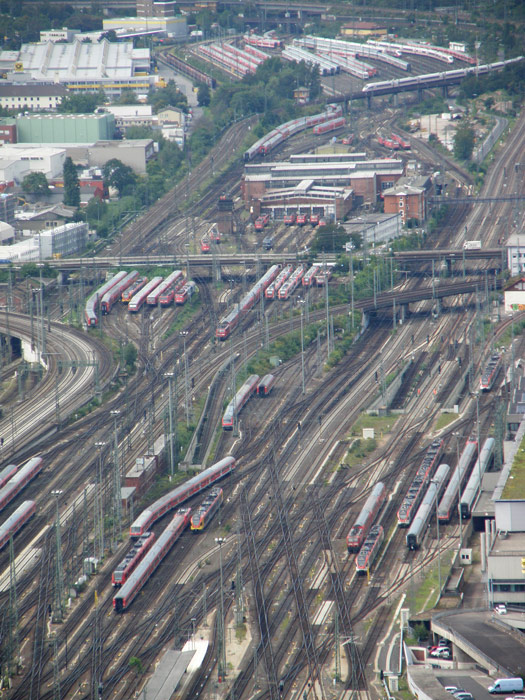 Vista del depsito de trenes anejo a la estacin desde el mirador de la Main Tower