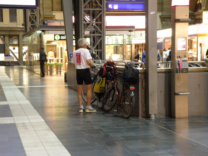 Los ciclistas forman parte del paisaje habitual de cualquier estacin alemana