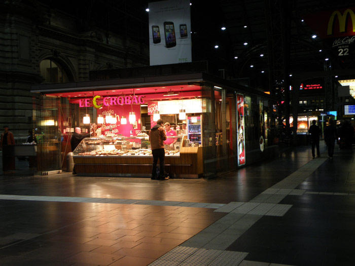Una tienda de comida rpida, abierta siempre en esta estacin para los viajeros