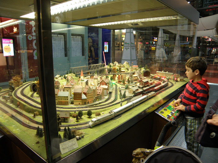 Los ni�os, y mayores, pueden amenizar la espera jugando con esta maqueta ferroviaria, que permite por un euro que cuatro jugadores maneejen unos minutos esta peque�a red ferroviaria
