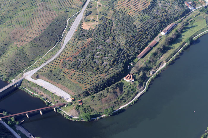 El puente internacional y la estacion  portuguesa de Barca de Alba, con sus depsitos de material mvil. A la izquierda el moderno puente de carretera deVega Terrn