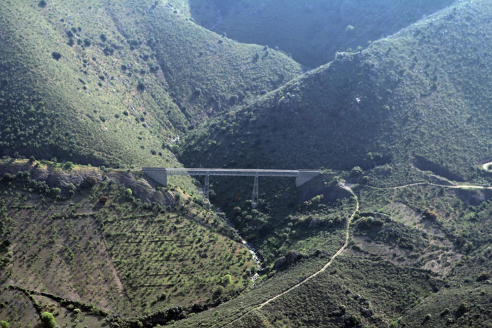 Puente del Arroyo de los Poyos, de 134 metros de longitud y dos pilas de celosa metlica