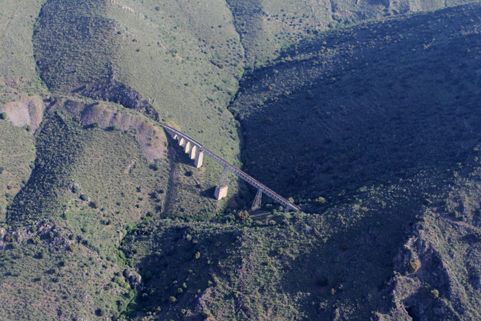 Otra perspectiva del viaducto del Arroyo del Lugar, que se encuentra encajado entre una profunda trinchera y un tnel