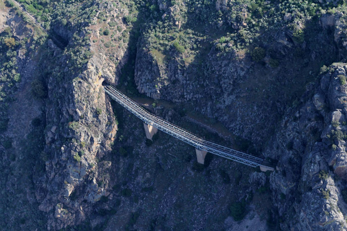 El viaducto en curva del Poyo Valiente es uno de los ms impresionantes de la ruta. Tres tramos de vigas metlicas, que completan 134 metros de vuelo, se cuelgan del vaco entre dos tneles.
