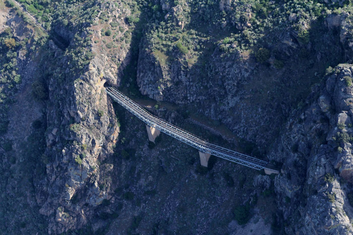 El viaducto en curva del Poyo Valiente es uno de los m�s impresionantes de la ruta. Tres tramos de vigas met�licas, que completan 134 metros de vuelo, se cuelgan del vac�o entre dos t�neles.