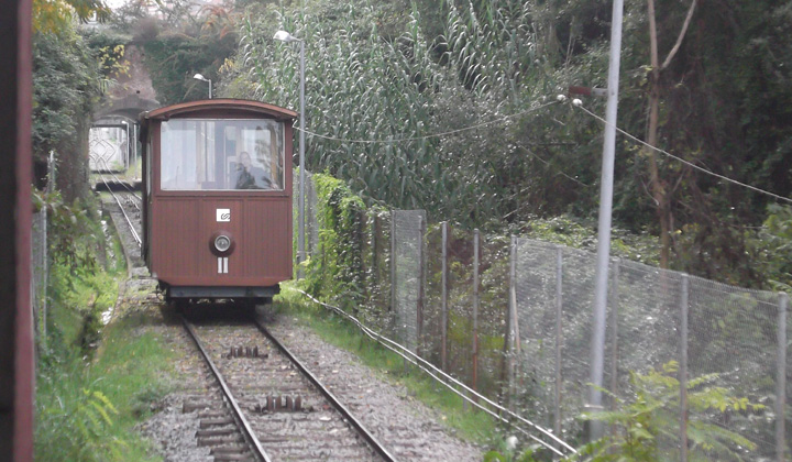 Funicular de FGC - Turisme i Muntantya, bajando hasta la estaci�n donde enlaza con la l�nea de Renfe. Foto Joan Rodr�guez