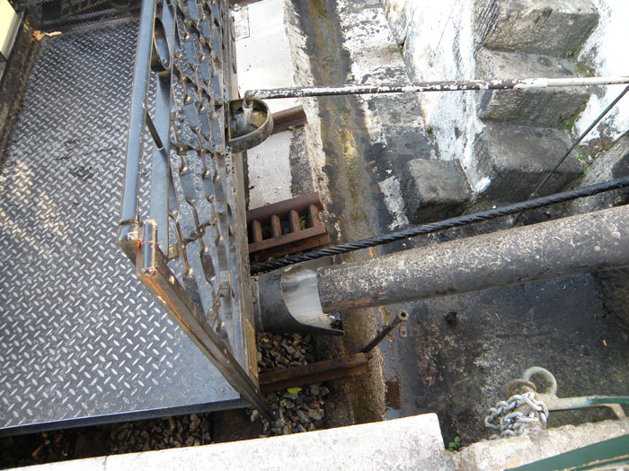 La tuber�a descarga los 5.850 litros de agua en la toma de agua del dep�sito del funicular
