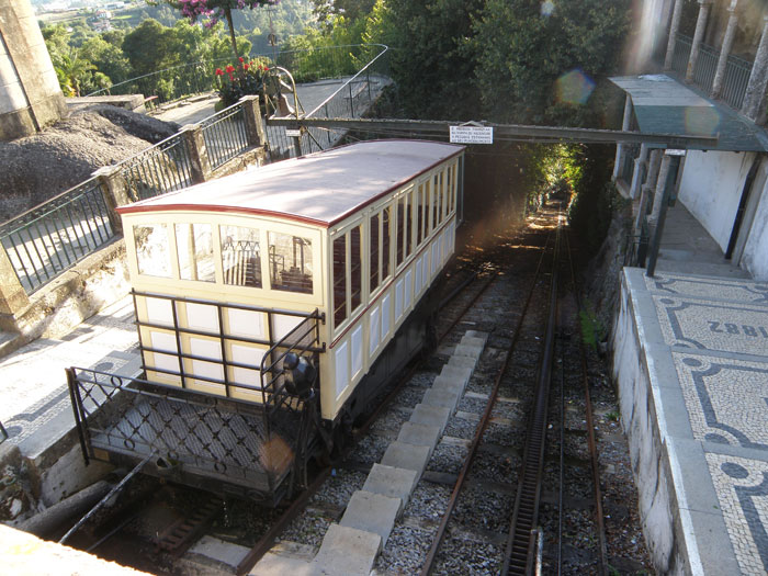 Vista del funicular en su estaci�n superior, y los 274 metros de recorrido de la v�a doble