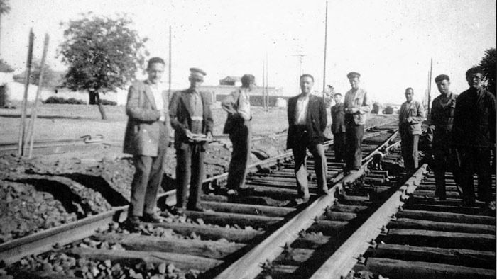Trabajadores de Va y Obras de Renfe en la estacin de Valdepeas en trabajos de mejora de trazado en 1949.