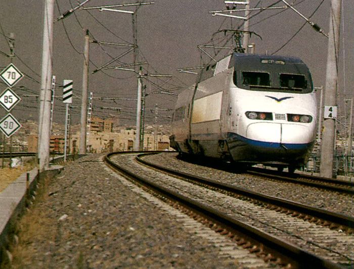 La composicin nmero 15 del AVE serie 100 alcanza  los 356,8 km/h, tercera marca mundial de velocidad ferroviaria en 1993.