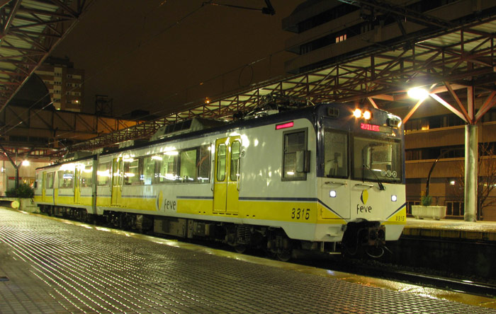 El �ltimo tren de Feve que sali� de la estaci�n del Humedal, la unidad 3315 hacia Avil�s. Foto Javier Fern�ndez