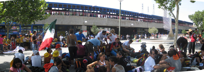 Peregrinos descansando en el exterior del intercambiador de Pr�ncipe P�o