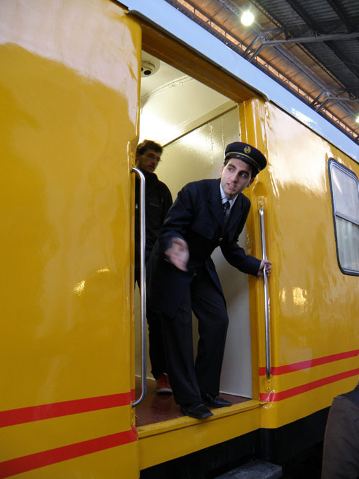 Los miembros de la AZAFT se caracterizaron como personal ferroviario para dar un ambiente especial a este tren hist�rico