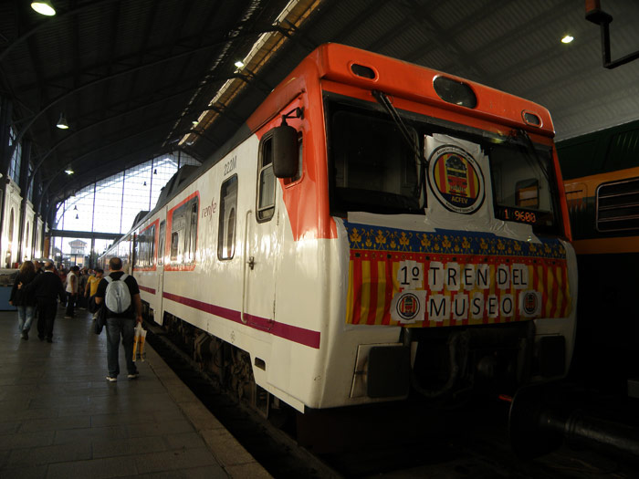 Fue una oportunidad hist�rica poder ver bajo la hist�rica marquesina de Delicia a este automotor de Renfe fletado por lo aficionados valencianos