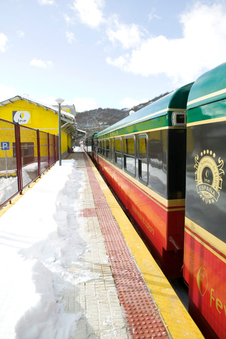 Andenes nevados de la estaci�n leonesa de Matallana, con el tren a punto de partir