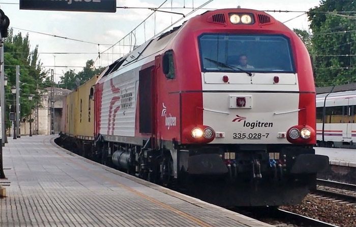 Aranjuez / 335.028 Logitren remolcando un Teco mercanc�as. Foto: Dan Gila Mar�a
