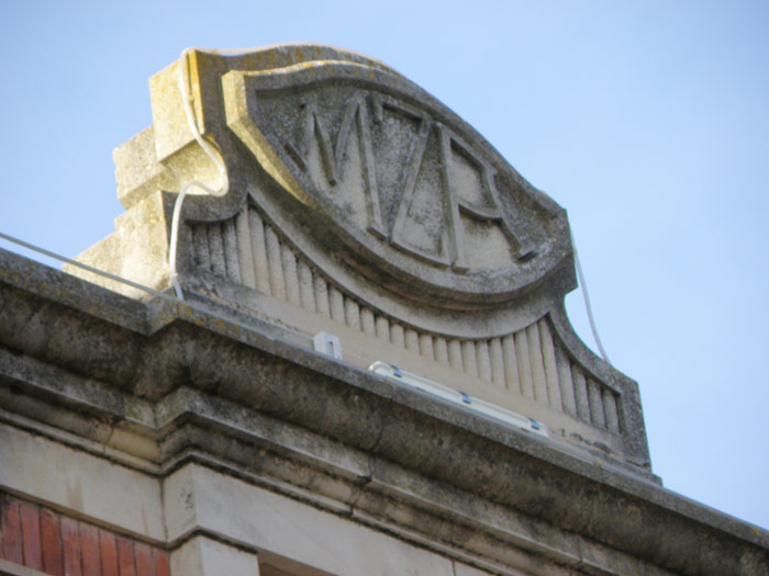 Medalln con el logotipo de MZA situado en la fachada principal de la estacin.
